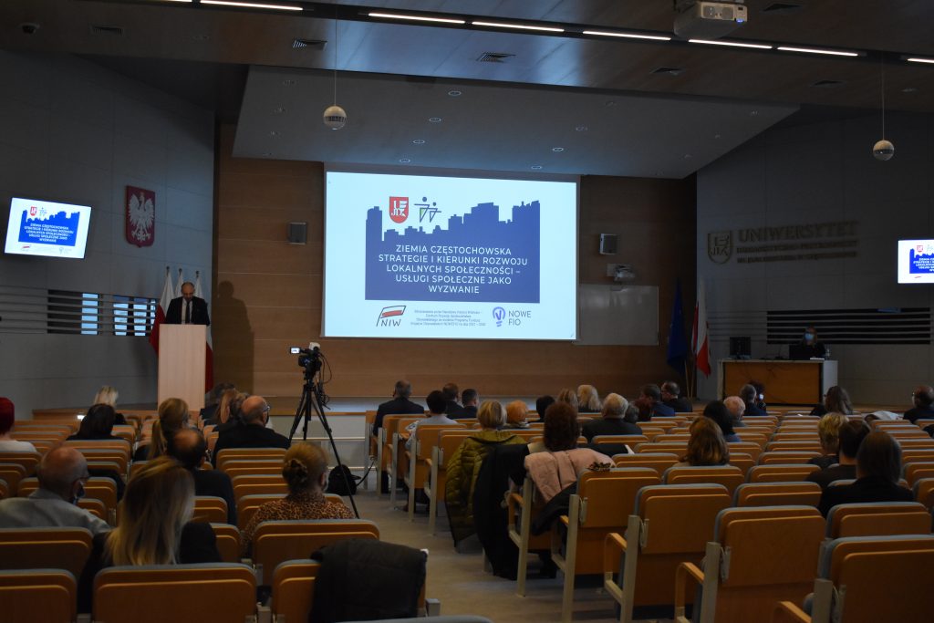 Zdjęcie przedstawia uczestników konferencji